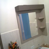 Espelho em bisotê com lâmpadas de led e prateleiras em MDF