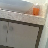 Balcão em MDF com Mármore Travertino