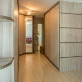 Closet com portas em MDF e espelho, com cantoneira para enfeite