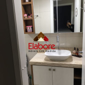 Armário de banheiro com parte superior com porta de espelho e nichos