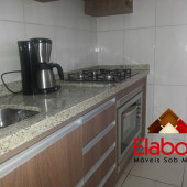 Cozinha em mdf com forno embutido e cooktop.