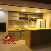 Cozinha sob medida, totalmente planejada para área externa, com  garrafeiro, balcão passa prato com  pedra Silestone amarelo