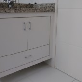 Armário de Banheiro em MDF; portas e gaveta embutidos e puxador cromado