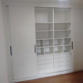 Guarda roupa em MDF branco com excelente divisão interna