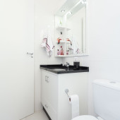 Armário de Banheiro em MDF branco; com gaveta e portas embutidos