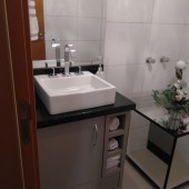 Balcão de banheiro sob em MDF com granito