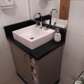 Armário de banheiro sob medida com nichos para toalha