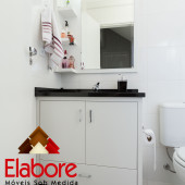 Armário de banheiro planejado sob medida com granito