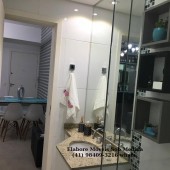 Banheiro decorado com espelho e nichos