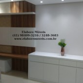 Painel sala em mdf ripado com prateleira e balcão em mdf branco brilhante